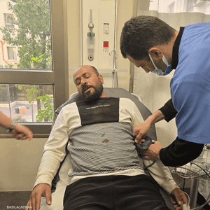 نشر باسل عدرا صورة لزميله في المستشفى