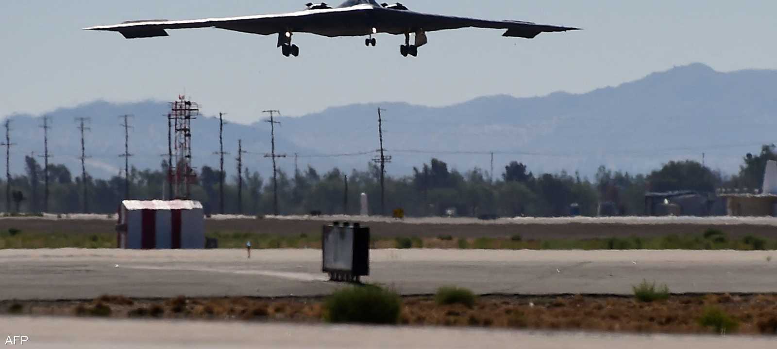 قاذفات "بي 2" تتراص في القاعدة