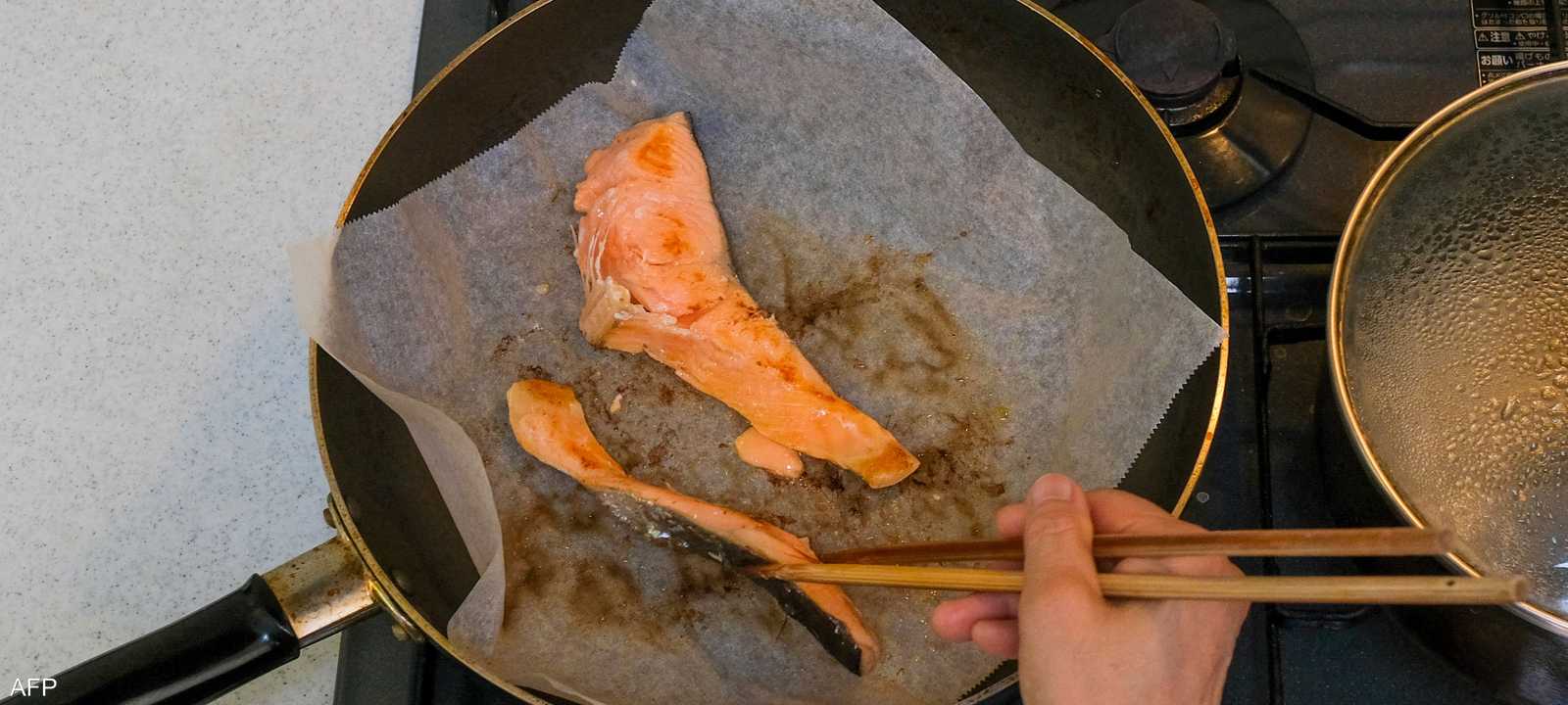 أخصائيو التغذية ينصحون بتناول جلد السلمون