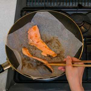 أخصائيو التغذية ينصحون بتناول جلد السلمون