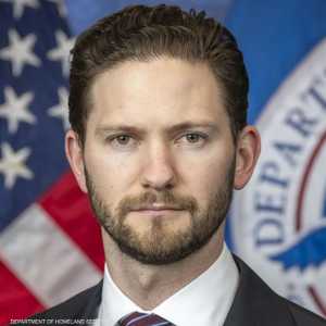 فيل هيغسيث ظهر كثيرا بجانب شقيقه