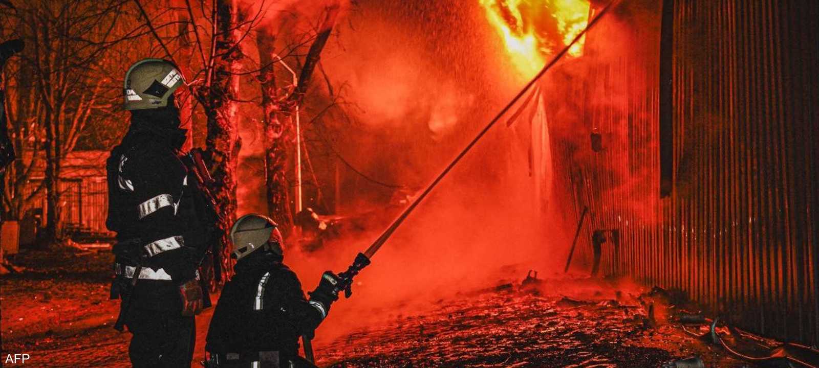 رجال الإطفاء يخمدون حريقًا بعد غارة روسية بخاركيف (أرشيفية)
