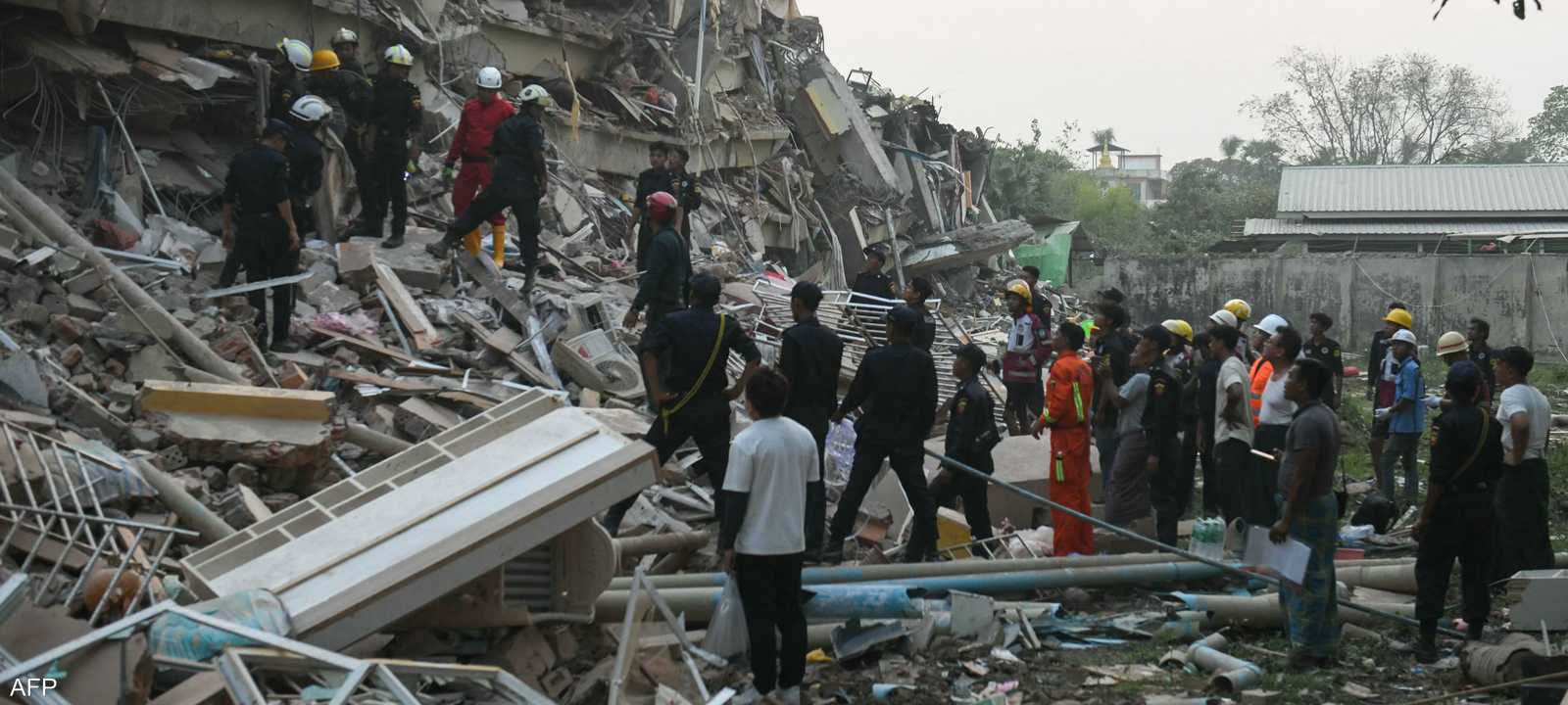 زلزال ميانمار خلف جثثا تحت الأنقاض