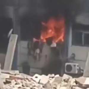 النيران اشتعلت في العيادة بعد قصفها