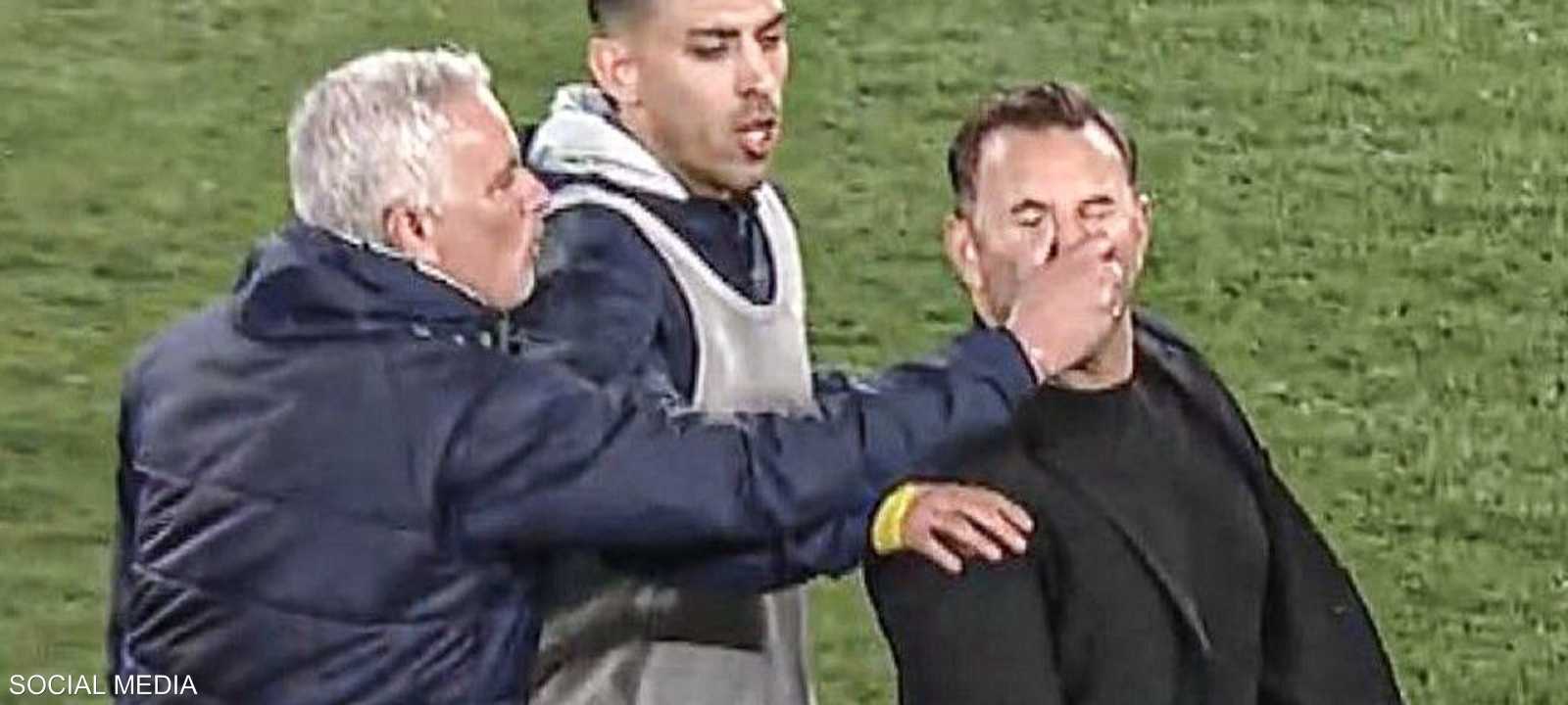 مورينيو "قرص أنف" مدرب غلطة سراي