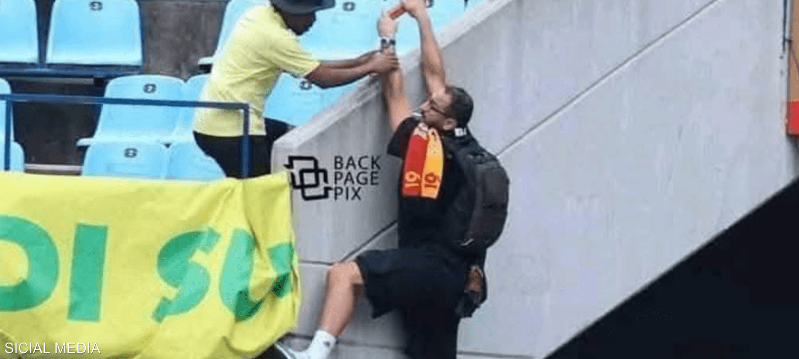 لحظة إنقاذ مشجع من الترجي التونسي في مباراة صن داونز