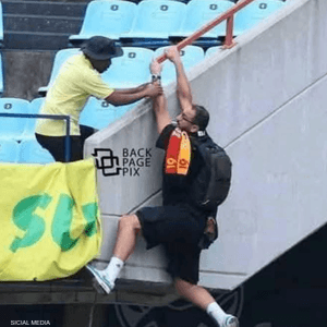 لحظة إنقاذ مشجع من الترجي التونسي في مباراة صن داونز