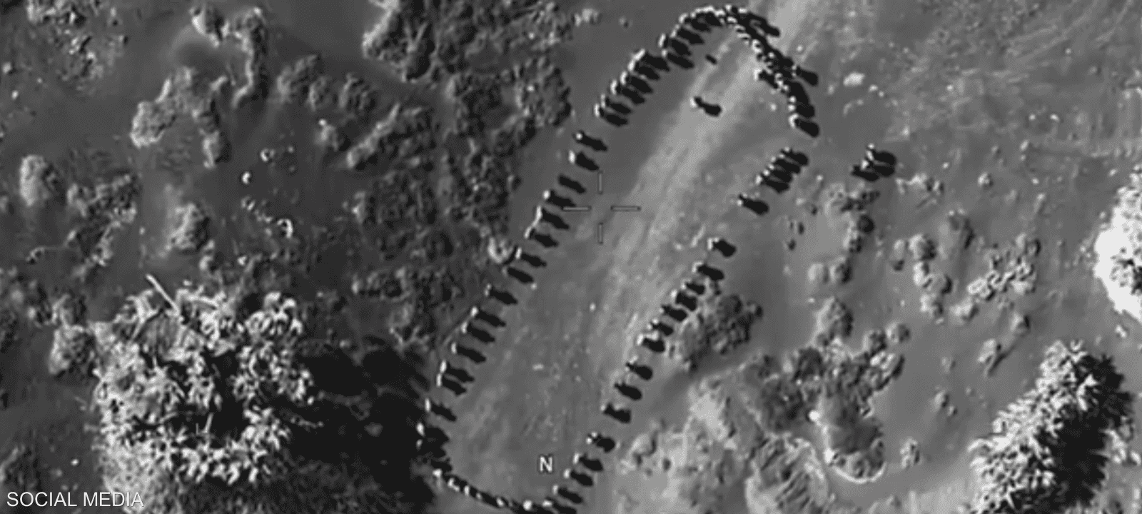 عشرات الأشخاص متجمعين في شكل شبه دائري