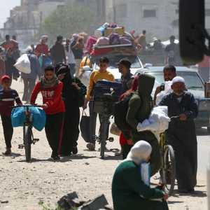 سكان رفح ينزحون سيرا على الأقدام