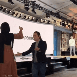الموظفة قاطعت المسؤول في احتفال بمناسبة ذكرى تأسيس الشركة