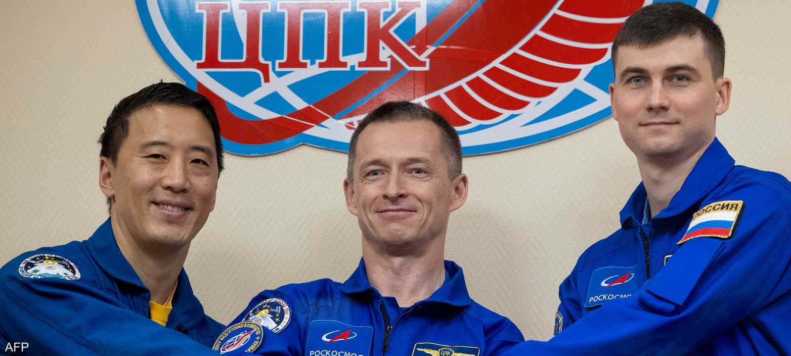 رواد الفضاء سيرغي ريجيكوف وأليكسي زوبريتسكي وجوناثان كيم