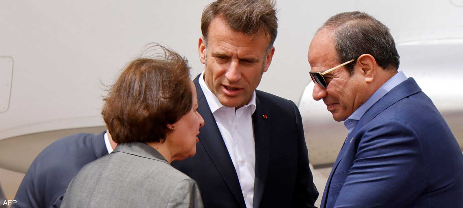 الرئيس المصري اثناء استقباله ماكرون في العريش