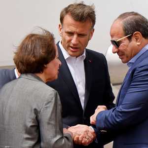 الرئيس المصري اثناء استقباله ماكرون في العريش