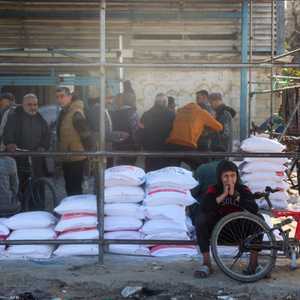 فلسطينيون يصطفون لتلقي مساعدات غذائية