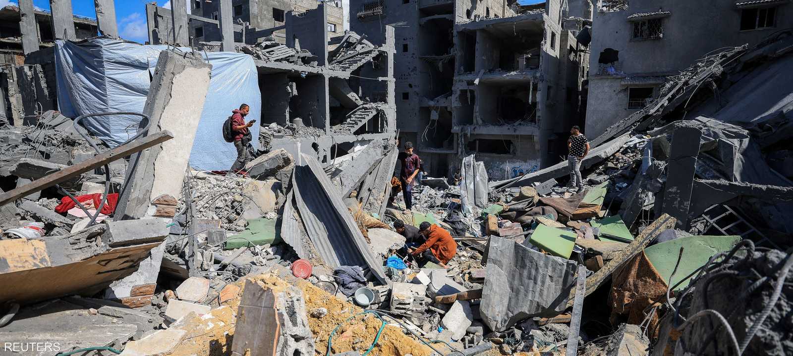 فلسطينيون يبحثون عن ذويهم بعد غارة إسرائيلية على حي الشجاعية