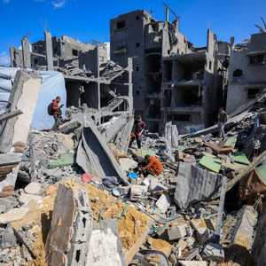 فلسطينيون يبحثون عن ذويهم بعد غارة إسرائيلية على حي الشجاعية