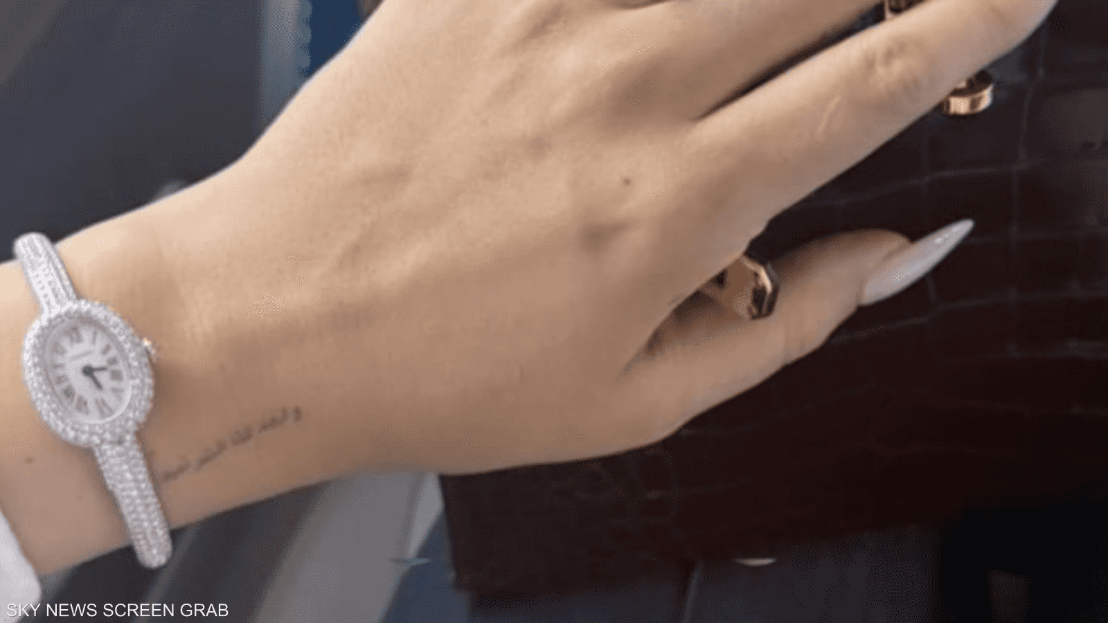 الوشم مكتوب باللغة العربية