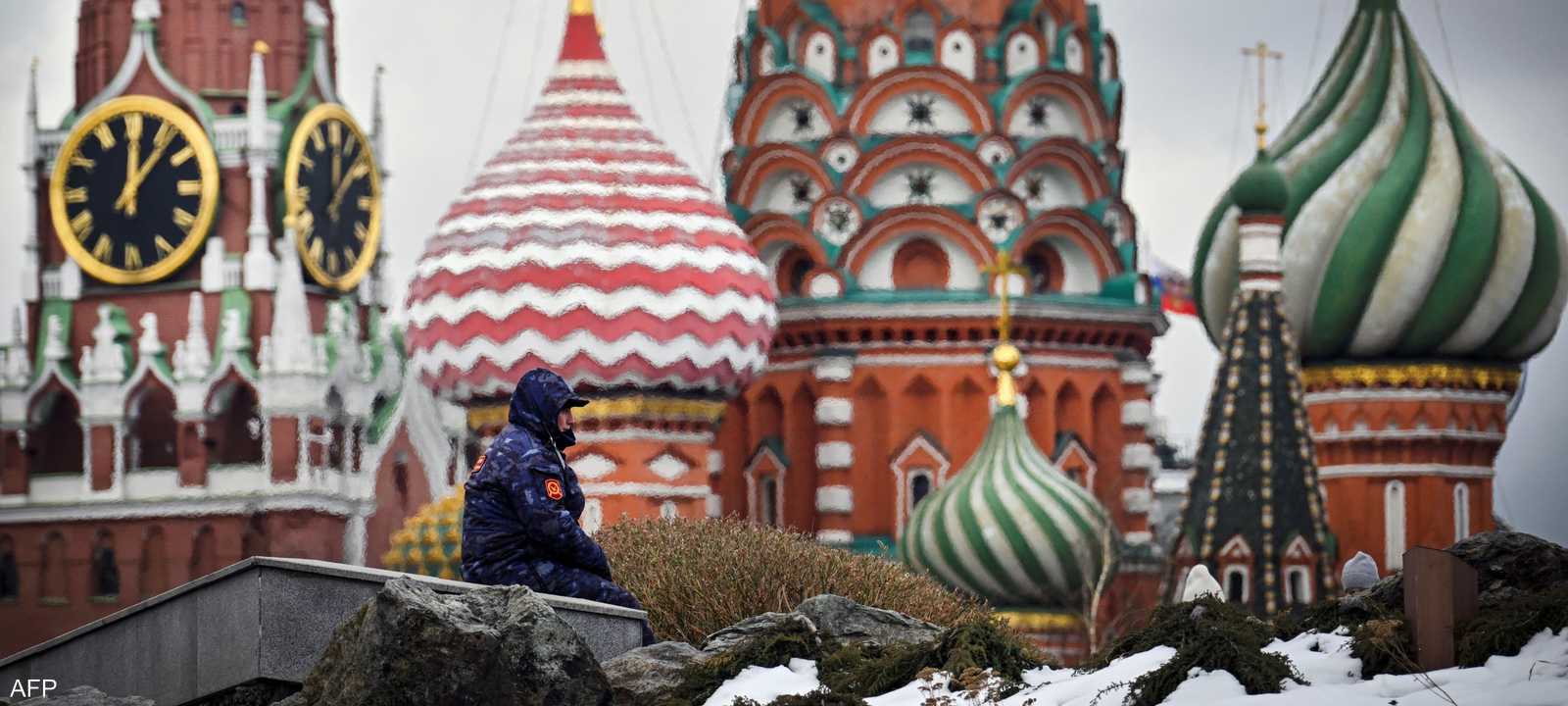 أرشيفية لعنصر أمن أمام مبنى الكرملين في موسكو
