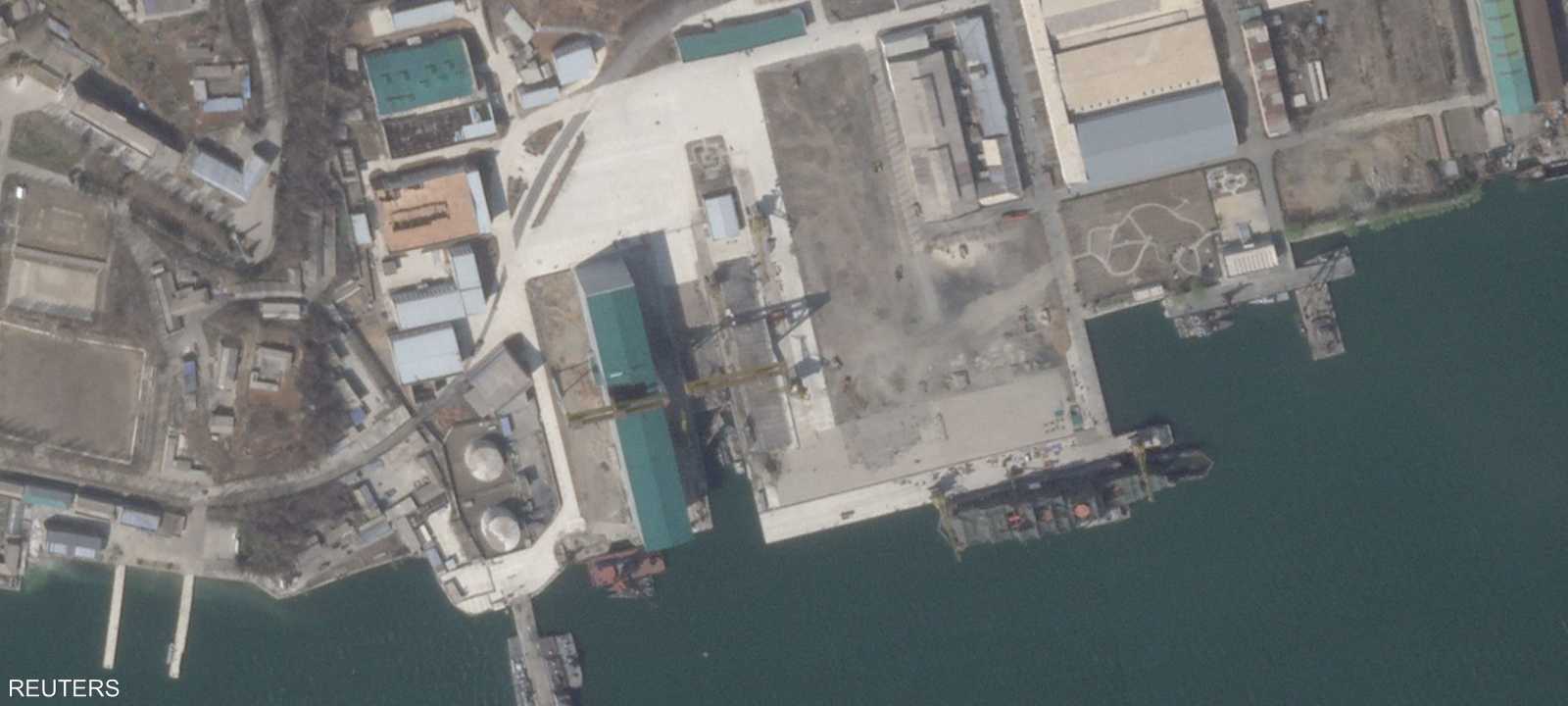 السفينة قيد الإنشاء في حوض لبناء السفن