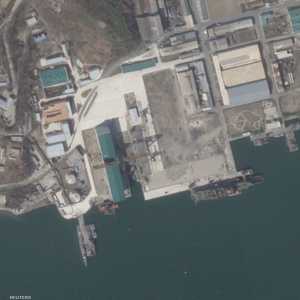 السفينة قيد الإنشاء في حوض لبناء السفن