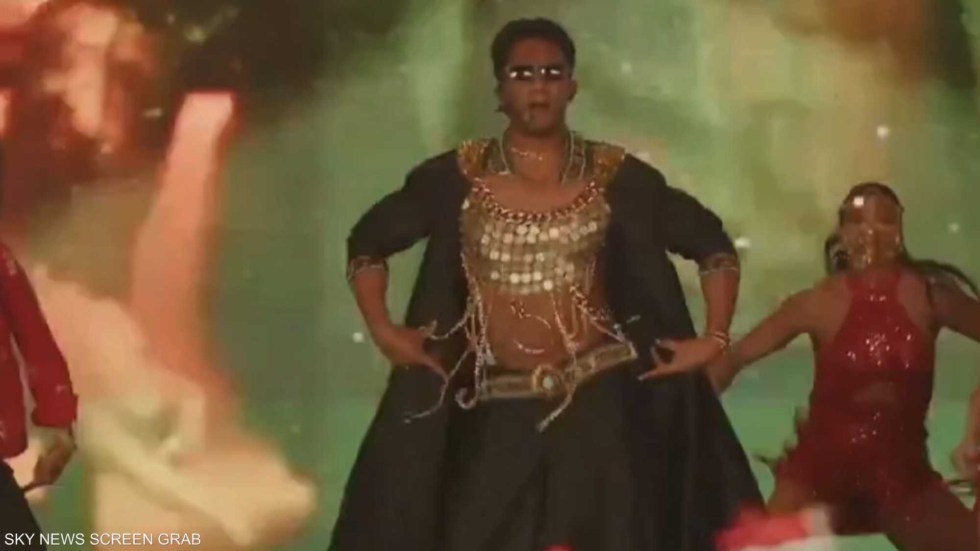 محمد رمضان يلفت الأنظار بإطلالة مثيرة للجدل بمهرجان كوتشيلا