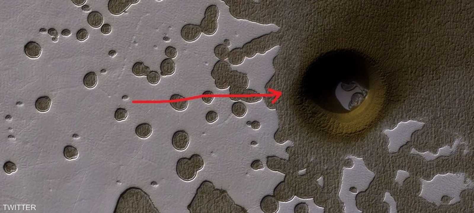 صورة الحفرة الغامضة على المريخ