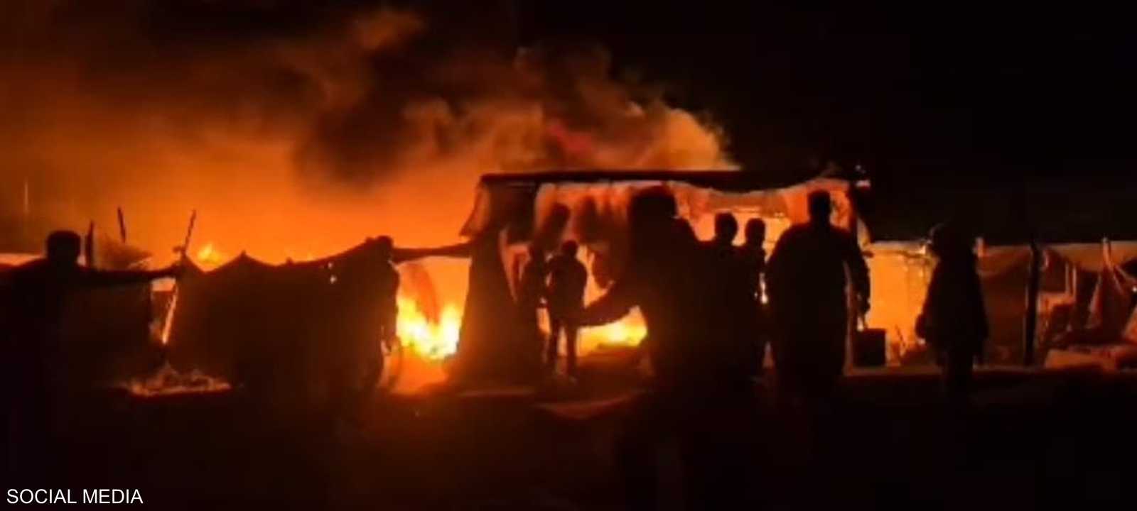 القصف أشعل النيران في خيم النازحين