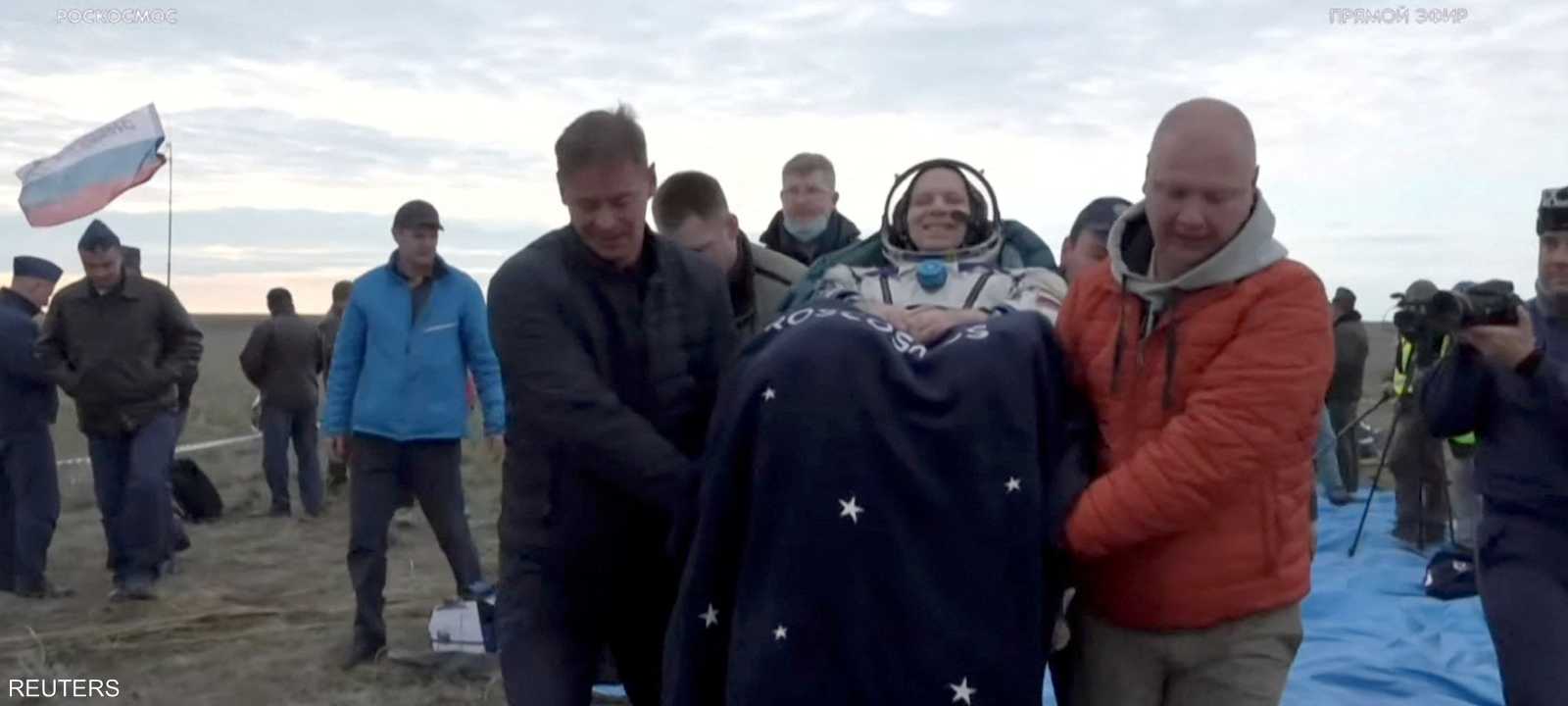 مركبة فضاء تعيد رائدين روسيين وأميركي إلى الأرض