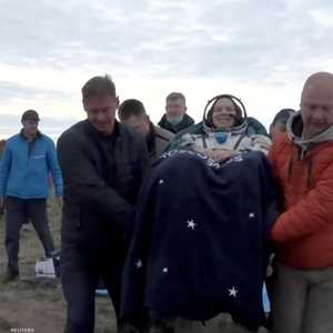 مركبة فضاء تعيد رائدين روسيين وأميركي إلى الأرض