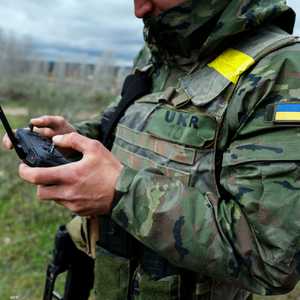 أرشيفية لجندي أوكراني يشغّل طائرة مسيّرة "درون"