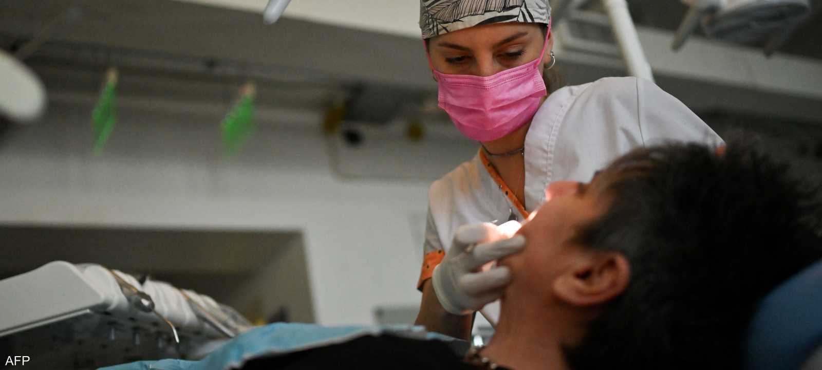 لتنظيف اللسان بالكشط أضرار صحية.. أرشيفية