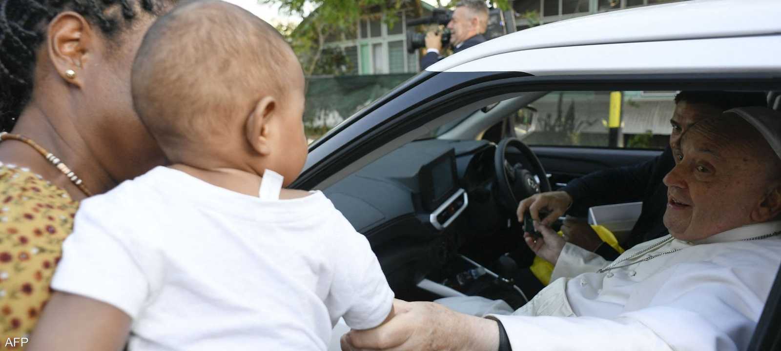 عرف عن البابا الراحل تواضعه مع الجميع