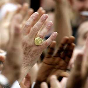 عند وفاة البابا أو استقالته، يكسر الخاتم البابوي