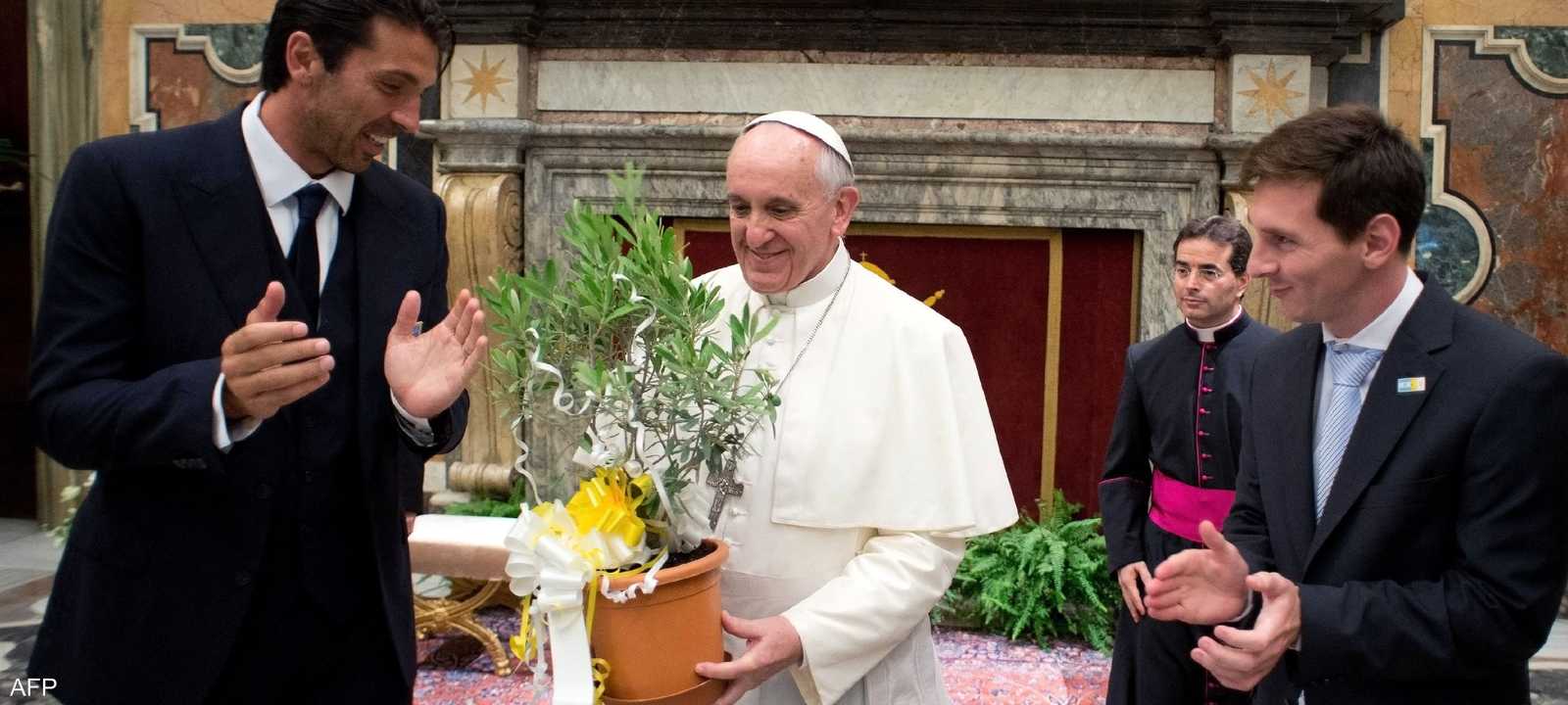 البابا يتوسط ميسي وبوفون (أرشيفية)