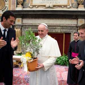 البابا يتوسط ميسي وبوفون (أرشيفية)