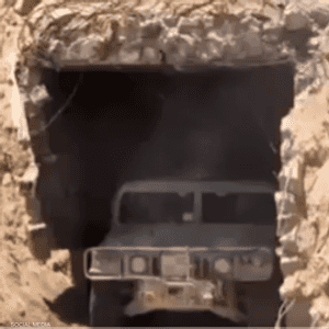 صورة سيارة داخل ما قيل إنه نفق بمحور فيلادلفيا