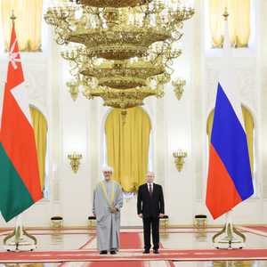 الرئيس الروسي لدى استقباله سلطان عمان