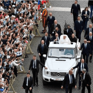 الجولة الأخيرة للبابا في ساحة القديس بطرس