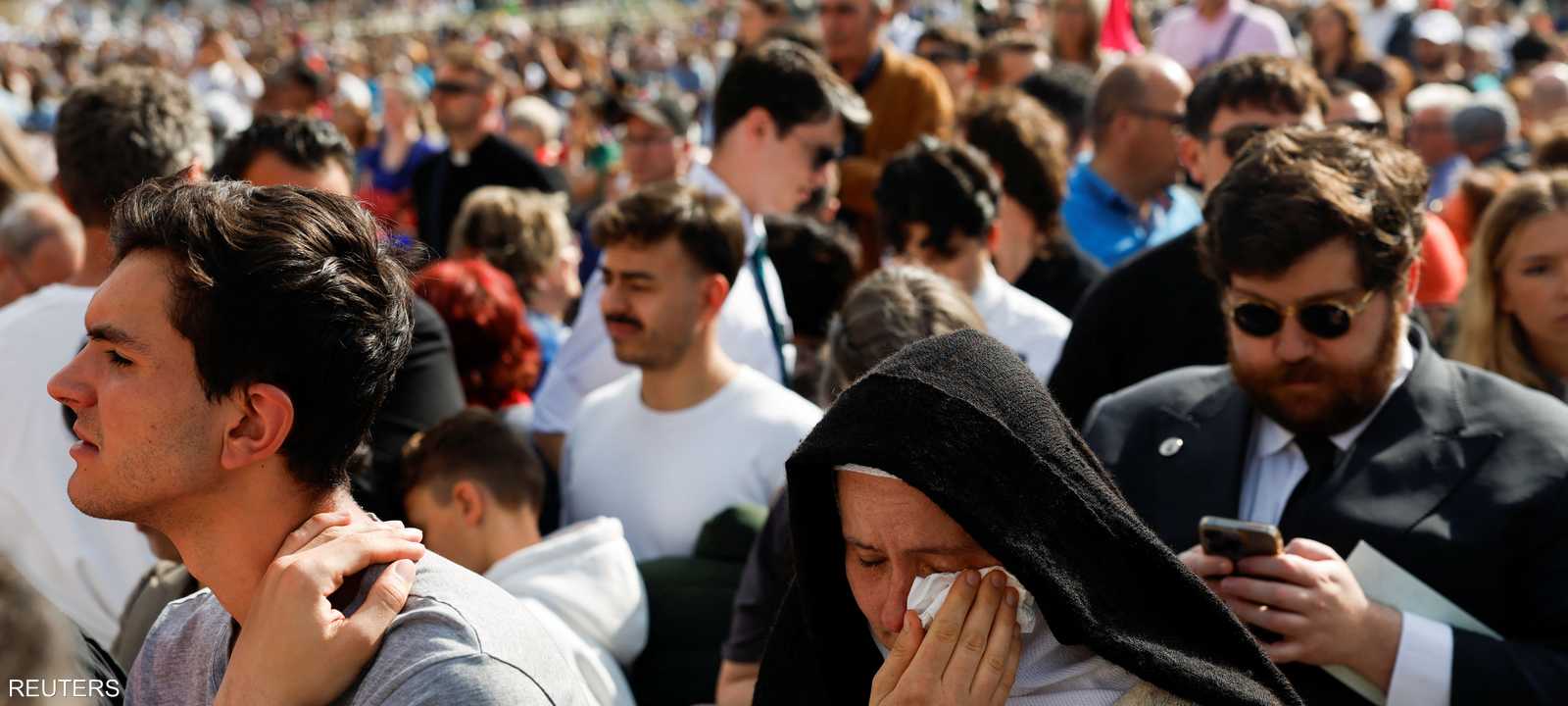 تجمع الجمهور في ساحة القديس بطرس لتوديع البابا