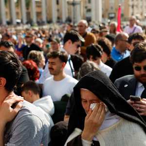 تجمع الجمهور في ساحة القديس بطرس لتوديع البابا