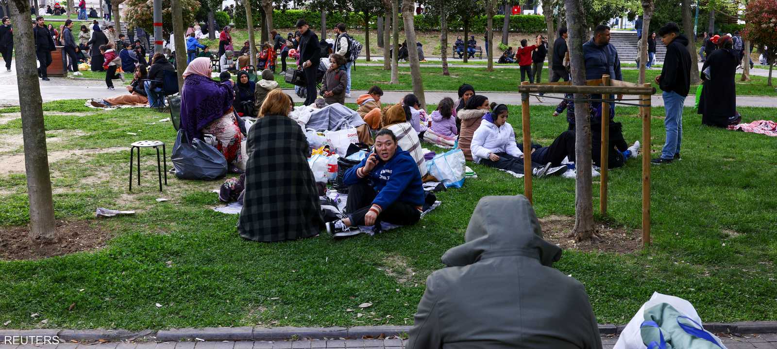 أتراك في إحدى الحدائق بإسطنبول خوفا من الزلزال