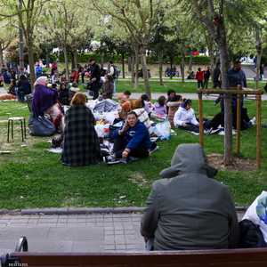 أتراك في إحدى الحدائق بإسطنبول خوفا من الزلزال