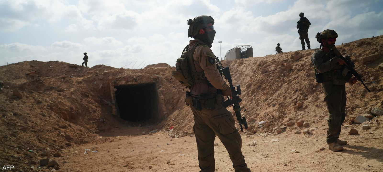 جنود إسرائيليون أمام نفق لحماس في قطاع غزة