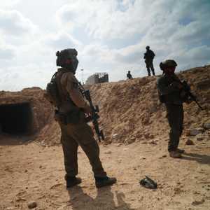 جنود إسرائيليون أمام نفق لحماس في قطاع غزة