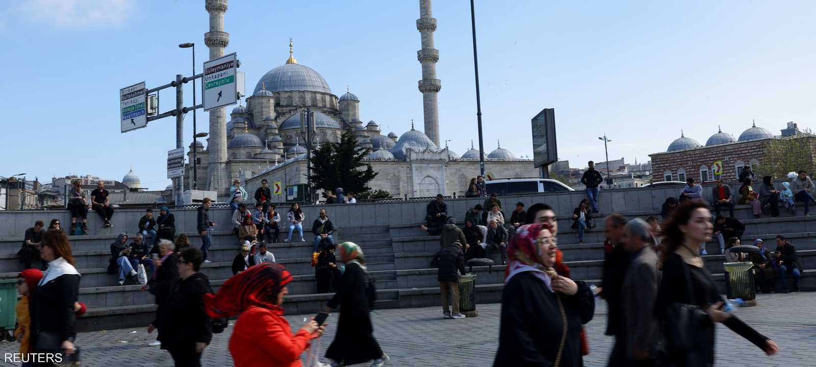 أتراك في أحد شوارع إسطنبول بعد الزلزال الأخير.. أرشيفية