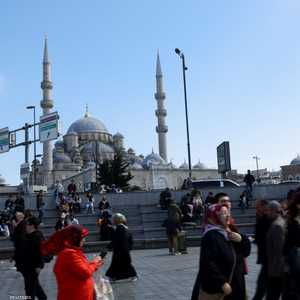 أتراك في أحد شوارع إسطنبول بعد الزلزال الأخير.. أرشيفية