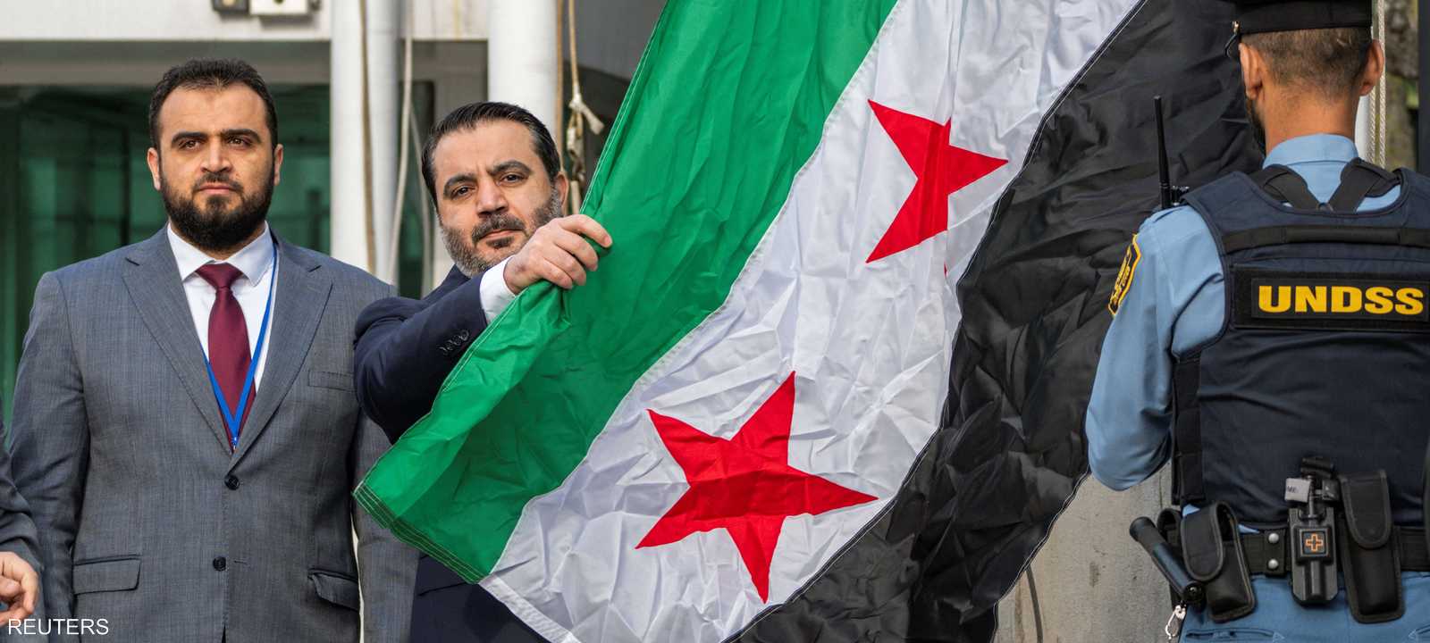 أسعد الشيباني يرفع علم سوريا الجديد