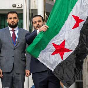 أسعد الشيباني يرفع علم سوريا الجديد