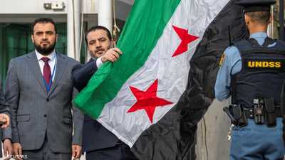 لأول مرة.. رفع علم سوريا الجديد أمام مقر الأمم المتحدة