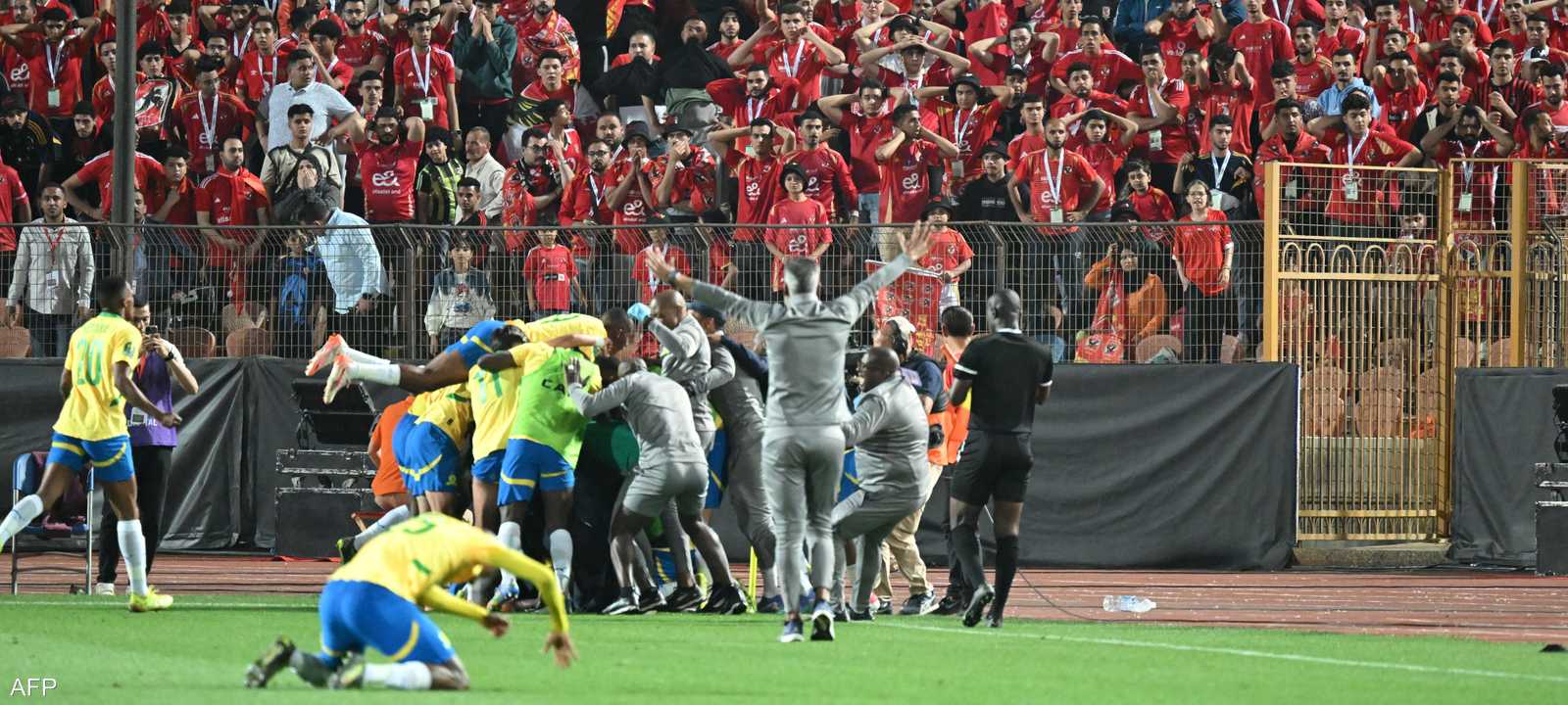 فرحة لاعبي صن داونز بهدف التعادل في مرمى الأهلي المصري